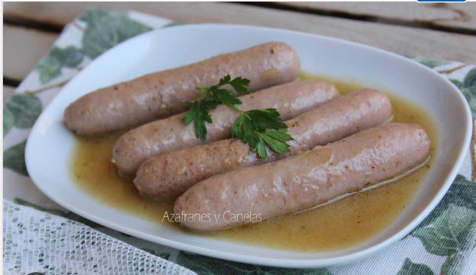 Ensalada de berenjena marroquí (zâalouk) acompañado de salchichas al vino blanco con cebolla